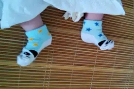 婴儿经常“乱蹬腿”，是在向父母传递这些信息，要引起重视图片