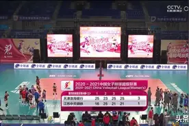 江苏女排伤病满员，决赛第四局张常宁受伤，下场调整后继续上场图片