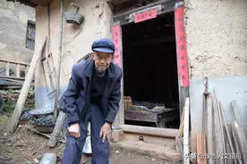 82岁老木匠坚守承诺，答应制作8个小凳子，房子下雨裂缝也要完成图片