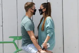 女星伊南娜与男友穿情侣装购物，二人街头玩亲亲超恩爱图片