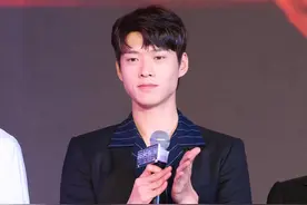 自带搞笑气场的魏大勋，穿搭却很潮流帅气图片