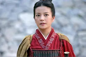孙尚香舍弃刘备逃回东吴，临走时还想带走阿斗，张飞赶到一把夺回图片