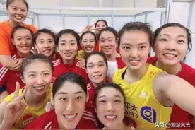 女排两大主力怼上了！一个嫌弃对方手不白，一位爆出对方吃相难看图片
