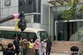 杨幂又撩邓伦？主动拥抱不避嫌，画面太甜惹争议：和魏大勋掰了？图片