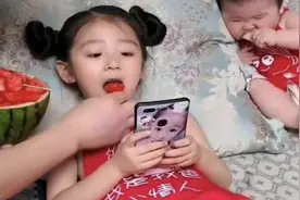 爸爸喂女儿吃西瓜火了，网友：女儿是真爱，儿子是意外图片