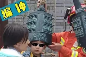 熊孩子玩闹被卡现场逗乐网友，不忍心却忍不住想笑：怎么做到的？图片
