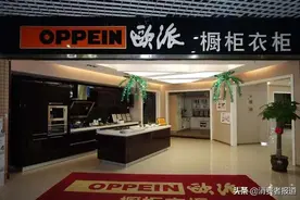 欧派定制柜柜板出现多个孔洞，安装工人仅用贴纸贴住图片