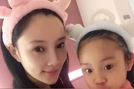 李小璐在家视频教化妆，当镜头凑近，“双眼皮”暴露真实面容图片