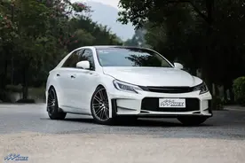 锐志改装19寸MMX轮毂，这波效果帅气图片