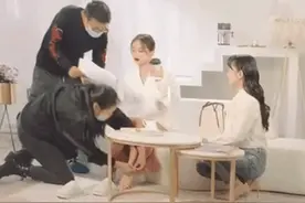 跪地穿鞋为何成常事，刘德华都不敢耍大牌，刘琳更觉得不可思议图片