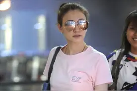 李小冉的穿搭真显年轻，粉T恤配半身裙像个年轻人，45+女人学一学图片