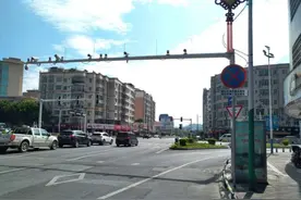 为什么开车在经过一些摄像头时会闪一下， 是违规了吗？图片