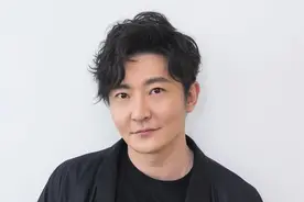 郭京飞一家三口罕见同框，9岁儿子身高优越，妻子鲍莉干练又优雅图片
