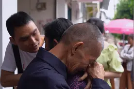 父女这一抱，跨越了24年！图片