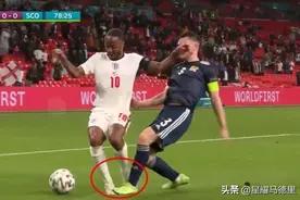 英格兰点球被黑？斯特林遭利物浦名将踩脚后倒地！主裁拒绝看VAR图片