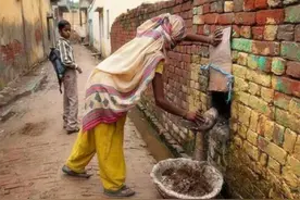 印度女人上厕所，为何不用“手纸”擦？当地美女：用手可能更干净图片