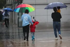 鞋湿透了吗？“北京大雨”上热搜，网友：打伞也淋到了衣服图片