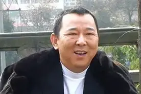 身家上百亿黑老大曝光，花30万宠幸女明星，仅一顿饭就吃掉80万图片