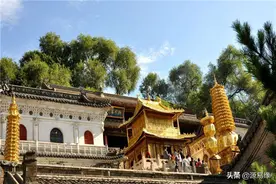 难怪成为山西五台山中最大最古老寺院，您看寺中的对联，怎样写的图片