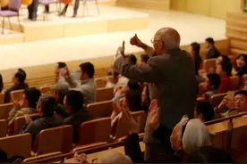 传唱58年的《唱支山歌给党听》，作曲家朱践耳只用一个晚上创作图片