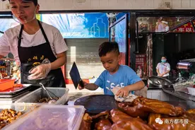 6岁男孩一段视频火了！网友羡慕哭：是我儿子该多好啊图片