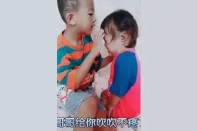 妹妹不小心碰了头，可怜兮兮的找哥哥哭诉，宠妹狂魔立马上线图片