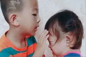 妹妹不小心碰了头，可怜兮兮的找哥哥哭诉，哥哥安慰的模样太暖了图片