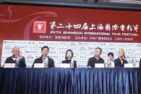 29岁周冬雨成上海电影节评委，7人她最年轻，穿黑裙长腿白到发光图片