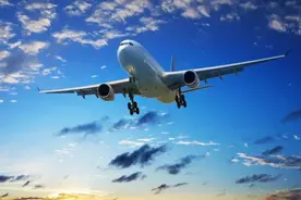 万米高空飞机外突然挂着一个人，直击87名乘客经历史上最恐怖航程图片