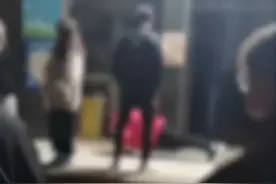 好大的官威啊！学生会干部要学生淋雨听他训话，校方回应图片