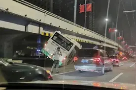 突发！武汉一公交车斜插入立交桥下，车身倾斜严重，交警紧急处理视频封面