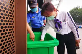 大街上，出现一只孤零零的垃圾桶图片