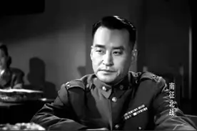 《南征北战》饰张军长，正反俱佳，一家三口多次电影同框实属难得图片