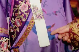 甄嬛传｜安陵容在鹂妃时期的锦衣华服和旗头发饰，戴回了素银簪子图片