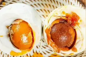 买来的海鸭蛋，一戳就流油，被中央台频频“曝光”，秘密终被解开图片