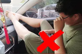 双脚放中控台、跷二郎腿等5种错误坐姿隐患大 乘车时不要为了舒服丢了安全图片