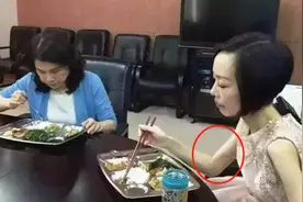 鲁豫瘦成纸片人，一顿饭吃13粒米，她却说自己会长命百岁图片