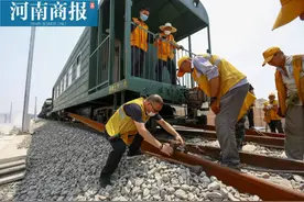 运输500米长的钢轨是啥景象？一个往返得5天，还有这样一群“钢轨镖师”图片