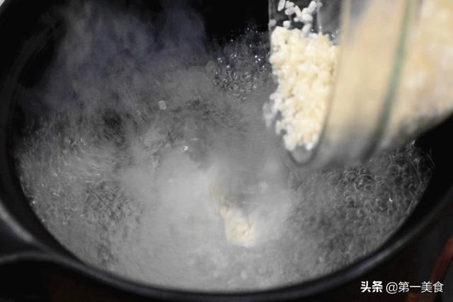 熬皮蛋瘦肉粥，直接放米煮就毁了！这才是正确的做法，香糯又养胃