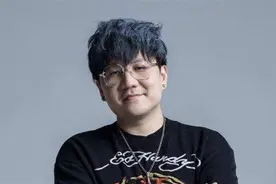 英雄联盟解说娃娃的娱乐地下室，乐高手办到处是！宅男的终极梦想图片