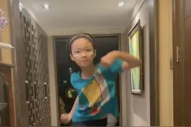 前央视主持人李小萌晒娃，女儿9岁长一张高级脸，住大豪宅显奢华图片