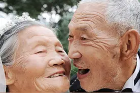 82岁公公在回老家埋葬去世的婆婆时，遇见了真爱图片