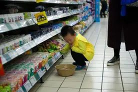 5岁孙子打碎超市一盒鸡蛋，被要求10倍赔偿，奶奶的话让店员语塞图片