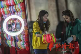 济南这对姐妹白天演艺公司上班，晚上夜市摆套圈摊，3部手机直播引“百万大V”互动图片