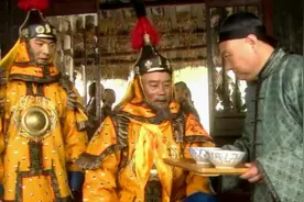 乾隆问武将要何赏赐，一个要美人一个要官，二人下场截然不同图片