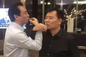 曾跟许首富喝交杯酒，还拿200亿投资他公司，如今身家缩水数百亿图片
