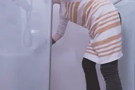 韩国太太打扫卫生间爆火，拒绝霉菌、拒绝污垢：我就要一尘不染图片