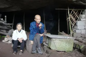 四川夫妻躲进山洞56年，过着男耕女织的原始生活，儿子是个工程师图片