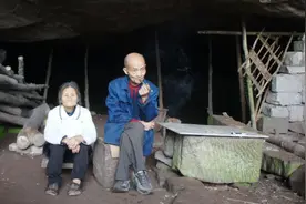 四川夫妻躲进山洞56年，过着男耕女织的原始生活，儿子是个工程师图片
