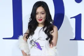 53岁孟广美风韵犹存，白裙配皮草优雅高贵，红唇卷发女人味十足图片